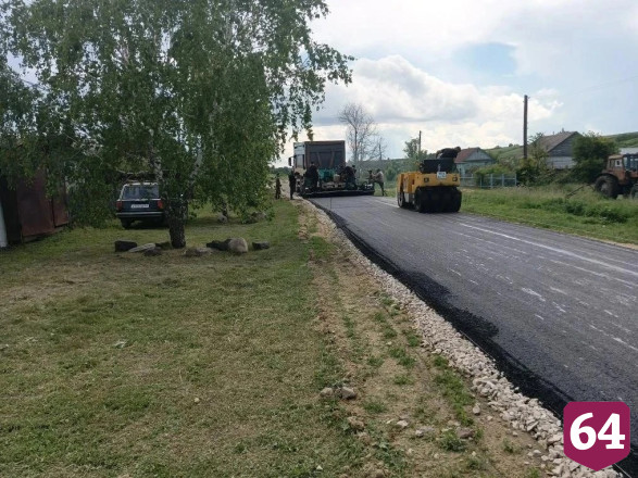 На ремонт дорог в саратовских селах направили свыше 1,3 млрд рублей
