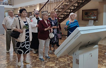 Саратовцы на экскурсии в музее отметили 60-летие прощания со школой